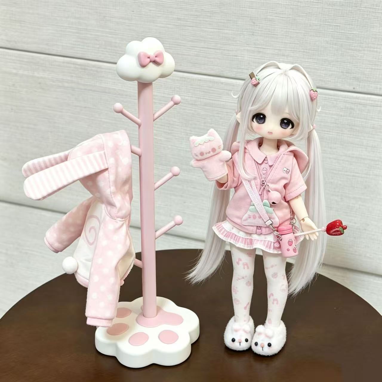 Resin Art Baby - ราวแขวนเสื้อผ้าสไตล์เกาหลีแบบตั้งพื้นรูปอุ้งเท้าแมวสุดน่ารัก ตู้เสื้อผ้าตุ๊กตาขนาดเล็ก ชั้นวางโชว์และเก็บเสื้อผ้าเด็ก ของขวัญน่ารัก